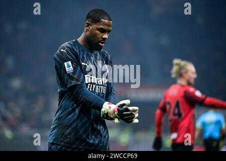 Milan, Italy, 14/01/2024, il portiere francese del Milan #16 Mike Maignan in azione durante la partita di serie A italiana AC Milan vs AS Roma allo Stadio San Siro di Milano, Italia il 14 gennaio 2024 crediti: Piero Cruciatti/Alamy Live News Foto Stock