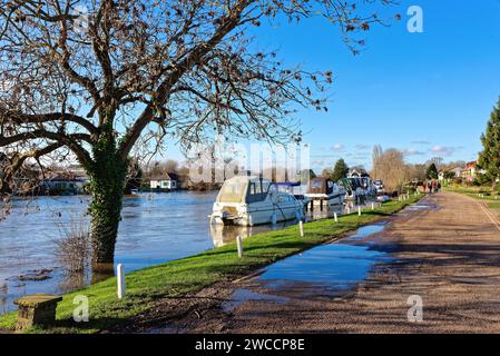 Il Tamigi a Laleham in condizioni di quasi alluvione, Staines Surrey Inghilterra Regno Unito Foto Stock