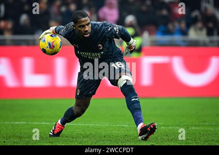 Milan, Italy, 14/01/2024, il portiere francese del Milan #16 Mike Maignan in azione durante la partita di serie A italiana AC Milan vs AS Roma allo Stadio San Siro di Milano, Italia il 14 gennaio 2024 crediti: Piero Cruciatti/Alamy Live News Foto Stock