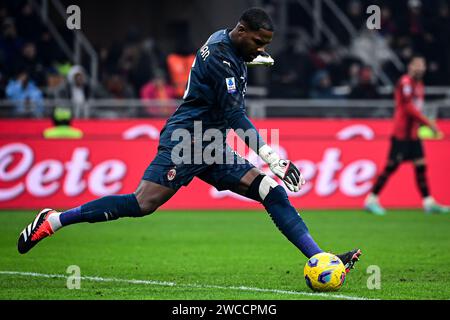 Milan, Italy, 14/01/2024, il portiere francese del Milan #16 Mike Maignan in azione durante la partita di serie A italiana AC Milan vs AS Roma allo Stadio San Siro di Milano, Italia il 14 gennaio 2024 crediti: Piero Cruciatti/Alamy Live News Foto Stock