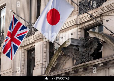 Le bandiere inglesi "Union Jack" e giapponesi "Hinomaru" (note anche come "Nisshoki") sono appese insieme fuori da un istituto finanziario nella City di Londra, il quartiere finanziario della capitale, il 15 gennaio 2024, a Londra, in Inghilterra. Foto Stock