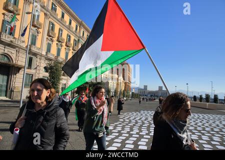 Dimostrazione di pacifisti nelle strade per raccontare il genocidio di bambini nella Striscia di Gaza a seguito dei bombardamenti di Israele . Foto Stock