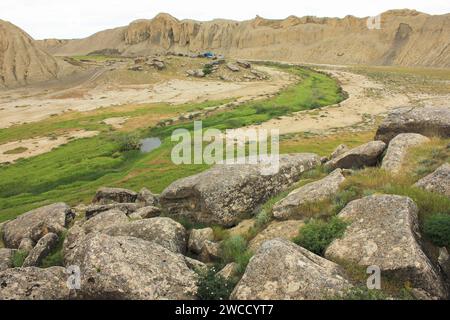 Bellissimo fiume Jeyrankechmyaz in montagna. Regione del Gobustan. Azerbaigian. Foto Stock