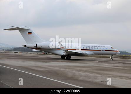 Ein Flugzeug der Flugbereitschaft der deutschen Luftwaffe vom Typ Bombardier BD-700 Global Express mit der Kennung 1406 AM 15. Januar 2024 auf dem Flughafen Zürich. Bundeswirtschaftsminister Robert Habeck ist hiermit angereist zum Weltwirtschaftsforum WEF a Davos. Ein Flugzeug der Flugbereitschaft der deutschen Luftwaffe vom Typ Bombardier BD-700 Global Express mit der Kennung 1406 AM 15. Januar 2024 auf dem Flughafen Zürich. Bundeswirtschaftsminister Robert Habeck ist hiermit angereist zum Weltwirtschaftsforum WEF a Davos. *** Un Bombardier BD 700 Global Express Aircraft della German Air Fo Foto Stock