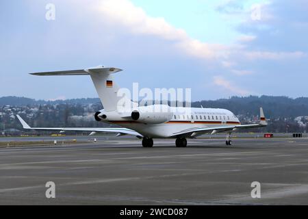 Ein Flugzeug der Flugbereitschaft der deutschen Luftwaffe vom Typ Bombardier BD-700 Global Express mit der Kennung 1406 AM 15. Januar 2024 auf dem Flughafen Zürich. Bundeswirtschaftsminister Robert Habeck ist hiermit angereist zum Weltwirtschaftsforum WEF a Davos. Ein Flugzeug der Flugbereitschaft der deutschen Luftwaffe vom Typ Bombardier BD-700 Global Express mit der Kennung 1406 AM 15. Januar 2024 auf dem Flughafen Zürich. Bundeswirtschaftsminister Robert Habeck ist hiermit angereist zum Weltwirtschaftsforum WEF a Davos. *** Un Bombardier BD 700 Global Express Aircraft della German Air Fo Foto Stock