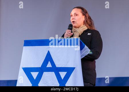 Trafalgar Square, Londra, Regno Unito. 14 gennaio 2024. Ayelet Svatitzky, una donna anglo-israeliana la cui madre e fratello sono stati rapiti da Hamas il 7 ottobre 2023, parla a migliaia di persone che hanno partecipato alla manifestazione Stand with Israel tenutasi a Londra per celebrare 100 giorni da quando gli ostaggi sono stati catturati in seguito all'attacco terroristico su Israele. Foto di Amanda Rose/Alamy Live News Foto Stock