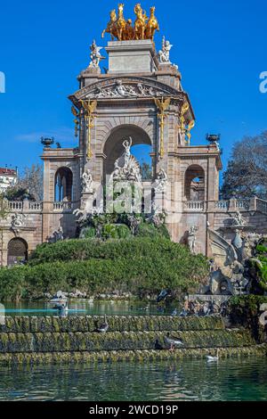 BARCELLONA, SPAGNA - FEB. 27, 2022: L'edificio a cascata del Parco Ciudadela, noto come Gran Cascada o cascata Monumentale, situato nella Ciudadel Foto Stock