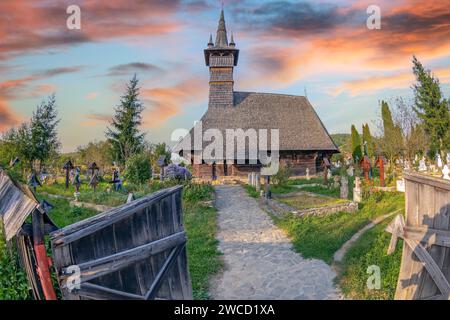 Rogoz Village, appartenente a Targu Lapus, contea di Maramures, Romania-19 settembre 2020: Chiesa in legno dei Sacri Arcangeli Michael & Gabriel risalente al 1663. Salve Foto Stock