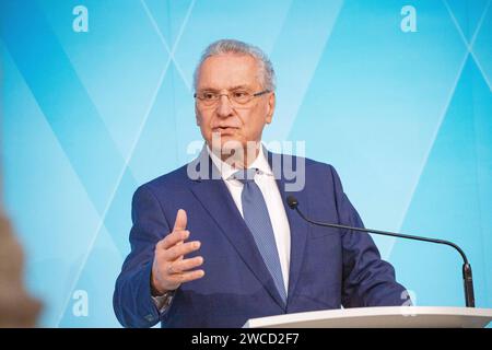 Monaco, Germania. 15 gennaio 2024. Interior Joachim Herrmann ( CSU ) alla conferenza stampa del governo dello Stato bavarese dopo la riunione del governo del 15 gennaio 2024 a Monaco di Baviera, in Germania. (Foto di Alexander Pohl/Sipa USA) credito: SIPA USA/Alamy Live News Foto Stock