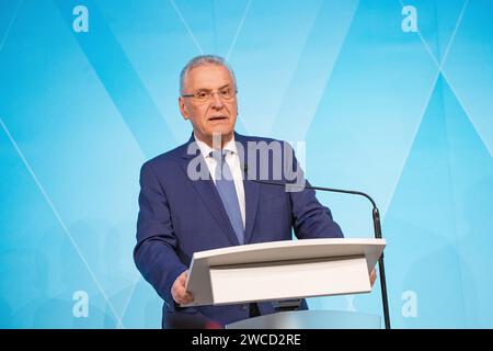 Monaco, Germania. 15 gennaio 2024. Interior Joachim Herrmann ( CSU ) alla conferenza stampa del governo dello Stato bavarese dopo la riunione del governo del 15 gennaio 2024 a Monaco di Baviera, in Germania. (Foto di Alexander Pohl/Sipa USA) credito: SIPA USA/Alamy Live News Foto Stock