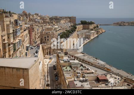 Una vista aerea mozzafiato di una vivace città e di un vasto oceano visto da un torreggiante punto panoramico a Valletta, Malta Foto Stock