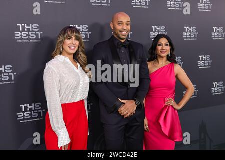 Thierry Henry, Duda Pavao e Reshmin Chowdhury e arriva sul tappeto verde in vista dei Best FIFA Football Awards 2023 all'Apollo Theatre di Londra, Regno Unito, 15 gennaio 2024 (foto di Mark Cosgrove/News Images) Credit: News Images Ltd/Alamy Live News Foto Stock