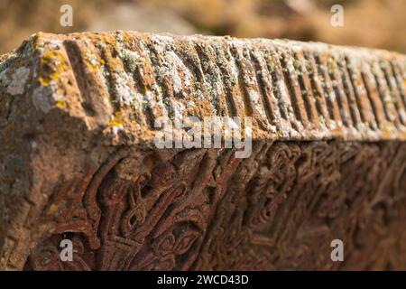 Antica pietra armena a croce khachkar a Sevanavank. Stele commemorativa intagliata con una croce caratteristica dell'arte cristiana armena medievale. Foto Stock