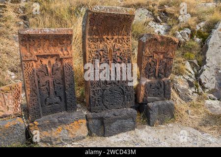 Antica pietra armena a croce khachkar a Sevanavank. Stele commemorativa intagliata con una croce caratteristica dell'arte cristiana armena medievale. Foto Stock