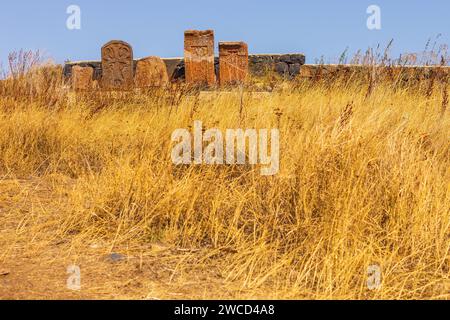 Antica pietra armena a croce khachkar a Sevanavank. Stele commemorativa intagliata con una croce caratteristica dell'arte cristiana armena medievale. Foto Stock