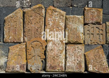 Antica pietra armena a croce khachkar a Sevanavank. Stele commemorativa intagliata con una croce caratteristica dell'arte cristiana armena medievale. Foto Stock