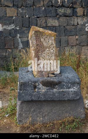 Antica pietra armena a croce khachkar a Sevanavank. Stele commemorativa intagliata con una croce caratteristica dell'arte cristiana armena medievale. Foto Stock