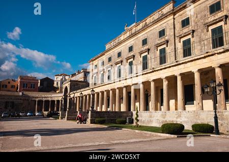 Il Palazzo di St. Michael e St. George, che ora ospita il Museo di Arte Asiatica Old Royal Palace St Michael e St. George a Corfù, Grecia Foto Stock