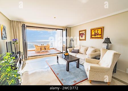 Un lussuoso soggiorno con terrazza aperta con vista su Marbella Foto Stock