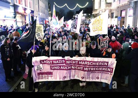 Essen, Germania. 15 gennaio 2024. Diverse migliaia di persone manifestano ad Essen con lo slogan "Essen stellt sich quer”. I manifestanti mostrano un cartello con l'iscrizione "NON LASCIARE CHE I NAZISTI MARCIANO E NON GOVERNINO". Credito: David Young/dpa/Alamy Live News Foto Stock