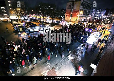 Essen, Germania. 15 gennaio 2024. Diverse migliaia di persone manifestano ad Essen con lo slogan "Essen si difende da sé”. Credito: David Young/dpa/Alamy Live News Foto Stock