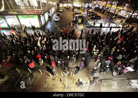 Essen, Germania. 15 gennaio 2024. Diverse migliaia di persone manifestano ad Essen con lo slogan "Essen si difende da sé”. Credito: David Young/dpa/Alamy Live News Foto Stock