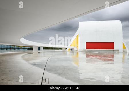 Fotografia architettonica con linee e curve scattate al Niemeyer Centre in una giornata di pioggia con pavimento bagnato, Aviles, Asturie, Spagna. Foto Stock
