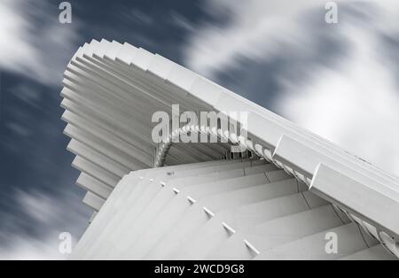 Fotografia a lunga esposizione della cima del moderno Palacio de Congresos de Oviedo, progettata dall'architetto Santiago Calatrava, Asturie, Spagna. Foto Stock
