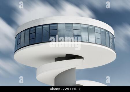 Fotografia a lunga esposizione con nuvole in movimento della torre del moderno Niemeyer Center di Aviles, Asturie, Spagna. Foto Stock