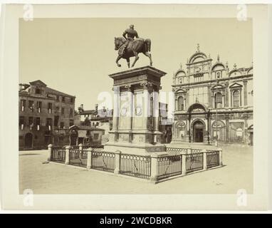 Statua equestre di Bartolomeo Colleoni a Venezia, Italia, Carlo Naya, dopo Andrea del Verrocchio, 1876 fotografa il cartone di Venezia. gli albumi di carta stampano una statua equestre. quadrato, luogo, circo, ecc. Venezia Foto Stock