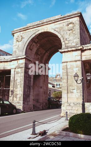 Il Palazzo di St. Michael e St. George, che ora ospita il Museo di Arte Asiatica Old Royal Palace St Michael e St. George a Corfù, Grecia. J Foto Stock