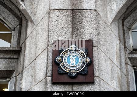 L'emblema di An Garda Siochana sulla Pearse Street Garda Station, Dublino, Irlanda. Foto Stock