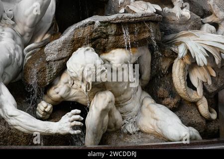 Fontana all'ingresso del Palazzo Hofburg (dettaglio), in Michaelerplatz Foto Stock