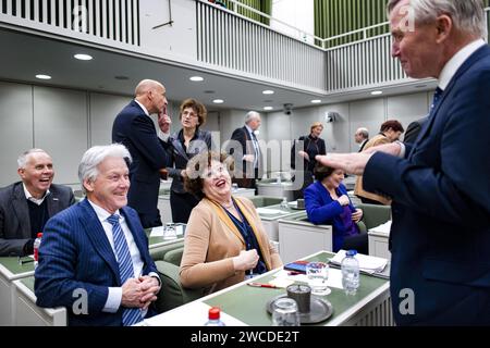 L'AIA - il senatore Arie Griffioen (BBB) e Ilona Lagas (BBB) in conversazione con il Segretario di Stato uscente Eric van der Burg (VVD, giustizia e sicurezza) durante la discussione della legge di dispersione da parte del Senato. La legge del Segretario di Stato uscente Eric van der Burg (VVD, giustizia e sicurezza) deve garantire una distribuzione più uniforme dei richiedenti asilo in tutto il paese e consentire, in casi estremi, di obbligare i comuni ad accogliere i richiedenti asilo. ANP RAMON VAN FLYMEN paesi bassi Out - belgio Out Foto Stock