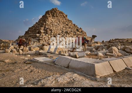 Foto pomeridiana del complesso piramidale di Giza (necropoli di Giza) che mostra le tre piramidi principali di Giza, in Egitto, insieme alle piramidi sussidiarie Foto Stock