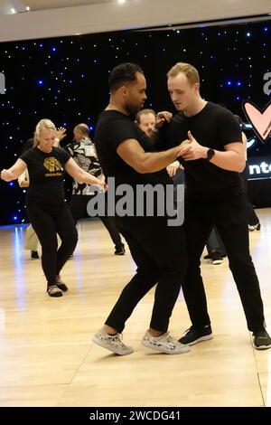 Monterey, California, USA - 12 gennaio 2024 i ballerini si sfidano al Monterey Swing Dance Festival che si tiene presso il centro congressi Hyatt Hotel, Monterey, California Foto Stock