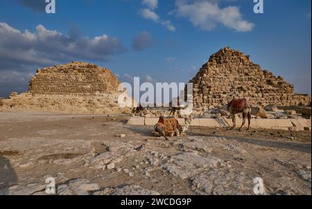 Foto pomeridiana del complesso piramidale di Giza (necropoli di Giza) che mostra le tre piramidi principali di Giza, in Egitto, insieme alle piramidi sussidiarie Foto Stock