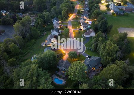 Case private a due piani a bassa densità di notte. Strada rurale vicolo cieco nei sobborghi residenziali con case suburbane di lusso all'esterno Foto Stock