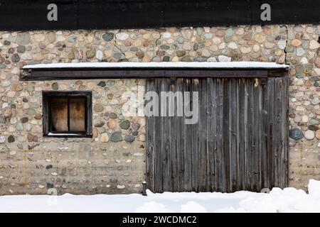 Vecchio edificio di roccia fluviale dopo una tempesta di neve a Morley, Mecosta County, Michigan, Stati Uniti [nessun rilascio di proprietà; solo licenze editoriali] Foto Stock