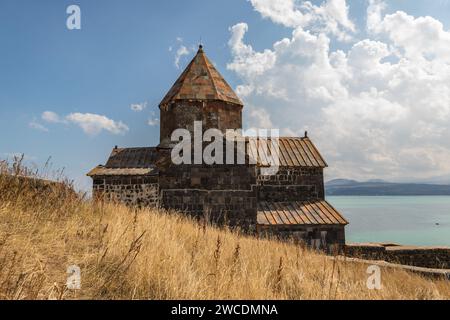 Vista del Sevanavank, complesso monastico situato sulla riva del lago Sevan. Surp Arakelots, che significa "i Santi Apostoli". Foto Stock