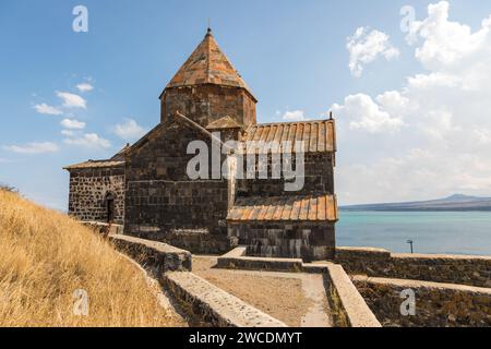 Vista del Sevanavank, complesso monastico situato sulla riva del lago Sevan. Surp Arakelots, che significa "i Santi Apostoli". Foto Stock