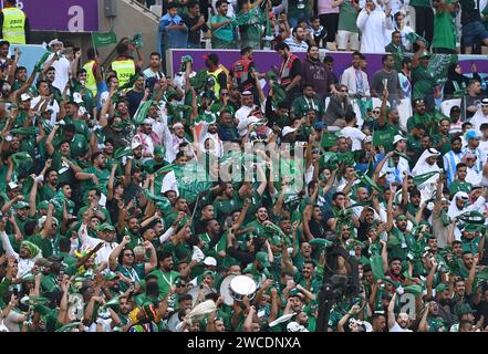 I tifosi dell'Arabia Saudita tifosi per la loro squadra durante la vittoria nella fase a gironi del 2-1 contro l'Argentina nella partita di apertura della Coppa del mondo FIFA 2022 in Qatar. Foto Stock