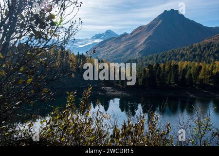 Herbstlicher Weitblick im Val da Camp mit seinen faszinierenden Bergseen Foto Stock