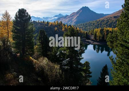 Herbstlicher Weitblick im Val da Camp mit seinen faszinierenden Bergseen Foto Stock
