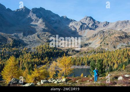 Herbstlicher Weitblick im Val da Camp mit seinen faszinierenden Bergseen Foto Stock