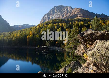 Herbstlicher Weitblick im Val da Camp mit seinen faszinierenden Bergseen Foto Stock