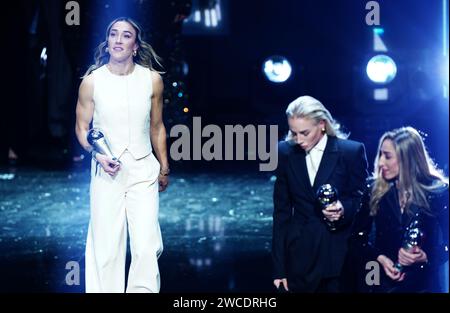 Lucy Bronze (a sinistra) sul palco dopo aver ricevuto un premio per aver fatto parte del FIFPRO Women's World XI durante i Best FIFA Football Awards all'Eventim Apollo di Londra. Data immagine: Lunedì 15 gennaio 2024. Foto Stock