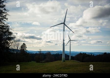 Windräder auf dem Mont Soleil im Berner Jura Foto Stock