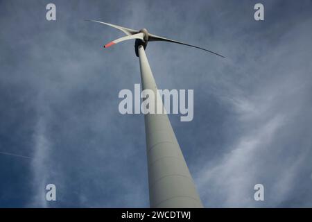 Windräder auf dem Mont Soleil im Berner Jura Foto Stock