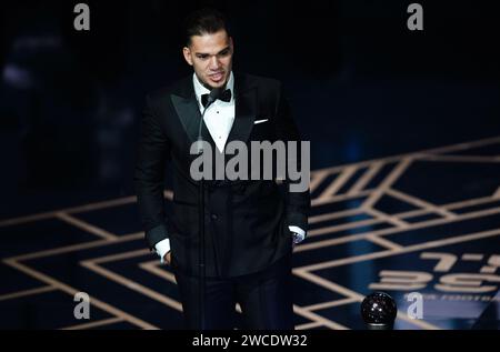 Ederson sul palco dopo aver ricevuto il premio come miglior portiere maschile durante i Best FIFA Football Awards all'Eventim Apollo di Londra. Data immagine: Lunedì 15 gennaio 2024. Foto Stock